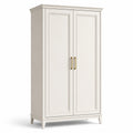 Armoire en bois blanc avec poignées dorées
